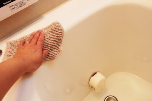 水垢の落とし方！風呂場の鏡はクエン酸と重曹で【得する人損する人】